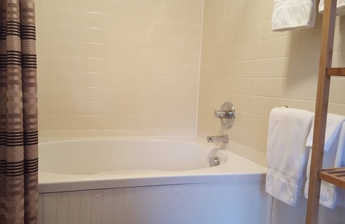 Goshen Bed & Breakfast | Eco-Friendly Hummingbird Inn: Guest Rated 9.8, Breakfast Included
