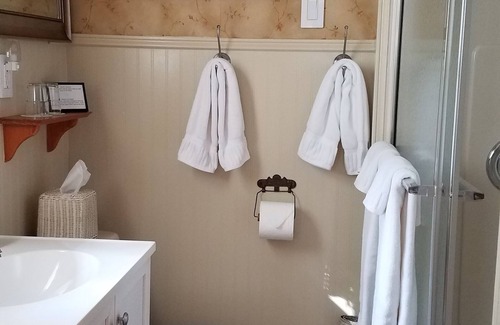 Goshen Bed & Breakfast | Eco-Friendly Hummingbird Inn: Guest Rated 9.8, Breakfast Included