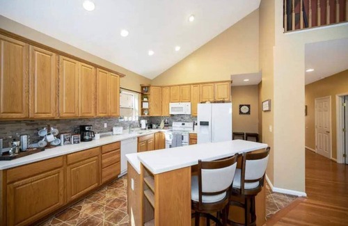 Locust Grove House | Relax at Hummingbird Lakehouse with Spectacular Views