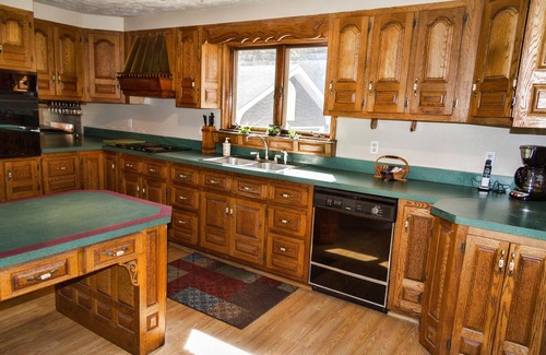 Gibbon Glade House | Hummingbird Retreat: Unique Streamside Getaway Near Ohiopyle