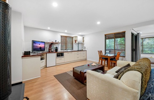 Hunchy Bed & Breakfast | Experience Hunchy Hideaway: Rated 9.6/10 with Spa & Dining