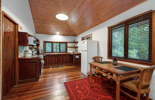 Hunchy Bed & Breakfast | Experience Hunchy Hideaway: Rated 9.6/10 with Spa & Dining