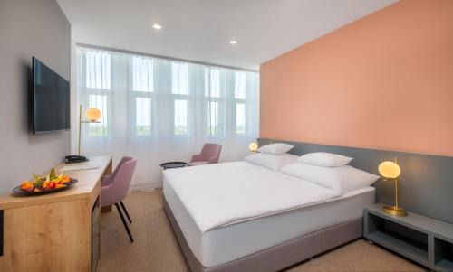 Hajduszoboszlo Hotel | Relax at Hunguest Hotel Béke: Pool, Hot Tub & More
