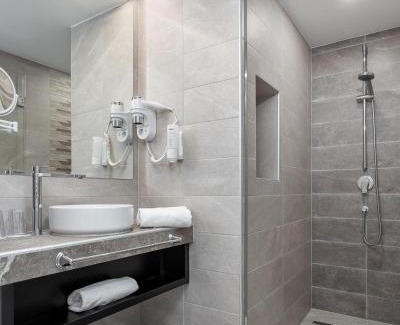 Hajduszoboszlo Hotel | Relax at Hunguest Hotel Béke: Pool, Hot Tub & More