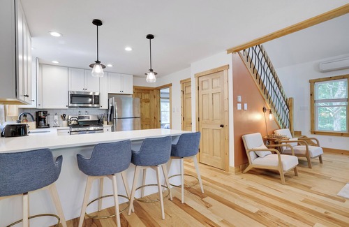 Albrightsville House | Hunt Hideaway, 4bd 3ba sleeps 12, hot tub, 85” TV, arcades!