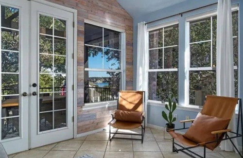 Point Venture House | Hunt Hideaway, charming Lakehouse! Golf Course, Lake Access, Pool, Gym, & more!