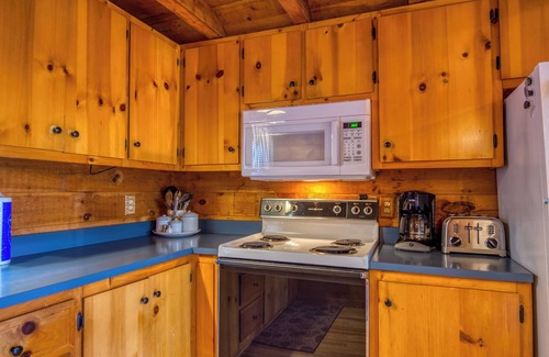Rangeley Cottage | Discover Hunter Cove Cabin #7: Lake View & Family-Friendly
