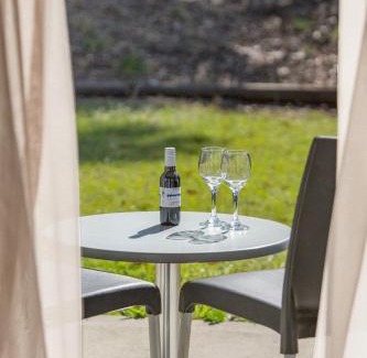 Rutherford Hotel | Discover Comfort at Hunter Gateway Motel with Pool Access