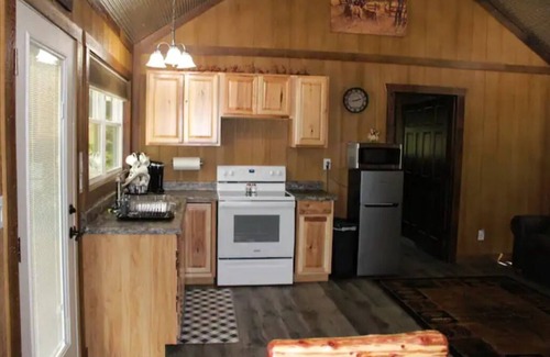 Peebles Cabin | Experience Tranquility at Hunter Lodge in Amish Country