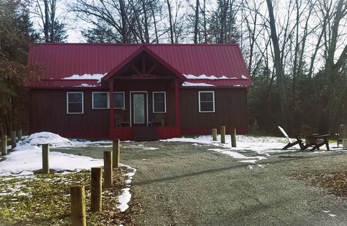 Peebles Cabin | Experience Tranquility at Hunter Lodge in Amish Country