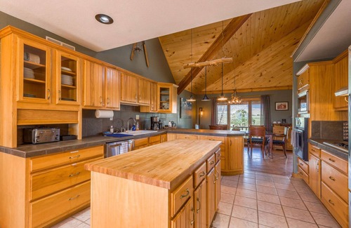 Westcliffe Cabin | Ideal Lodge for Families with Dual Kitchens & Spa Amenities