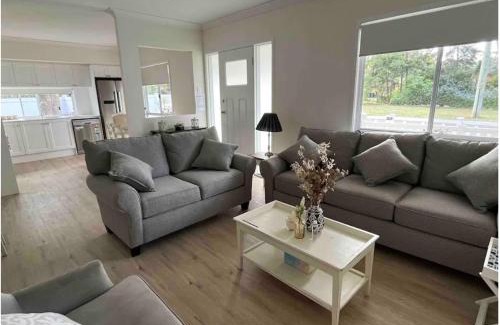 Nulkaba House | Elegant Stay at Hunter Valley D'Vine with Breakfast Included