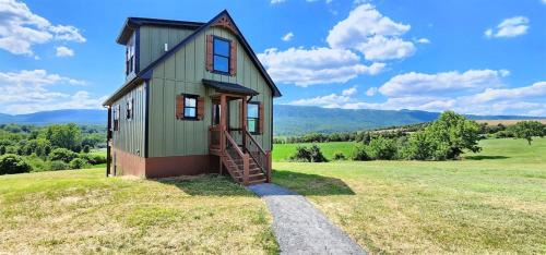 Luray House | Discover Hunters Haven: Pet-Friendly Retreat with 10/10 Rating