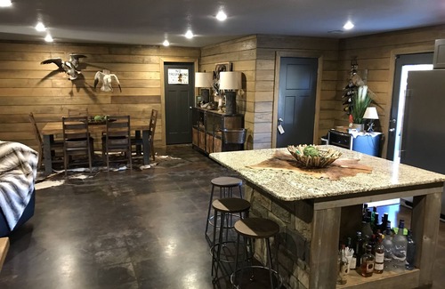 Gregory Cabin | Premier Hunting Lodge Retreat near Augusta, AR - Pet Friendly