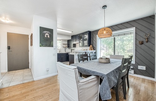 Lakeshore Condo | Relaxing Lakeshore Condo with Pool, Hot Tub & Fast WiFi