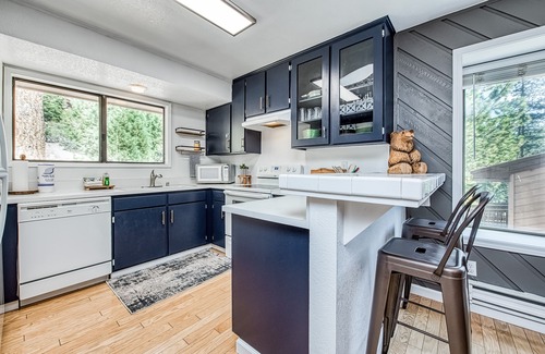 Lakeshore Condo | Relaxing Lakeshore Condo with Pool, Hot Tub & Fast WiFi