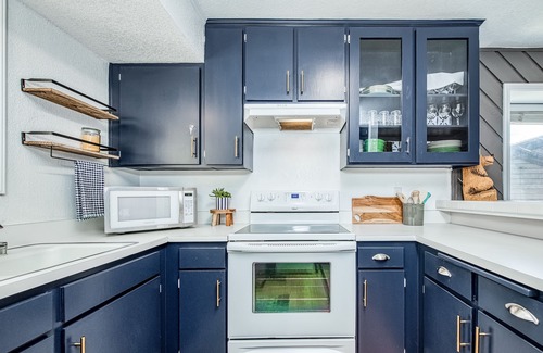 Lakeshore Condo | Relaxing Lakeshore Condo with Pool, Hot Tub & Fast WiFi