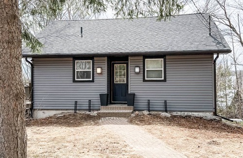 Huntsville House | Prime Location Cottage with Beach Access & Lake Views