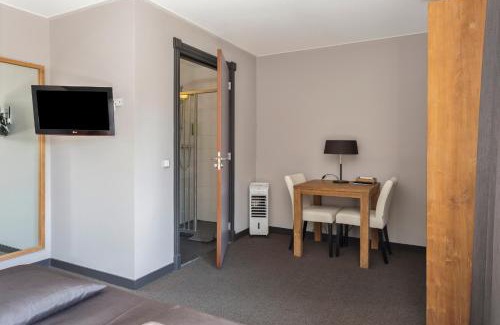 Uithuizermeeden Hotel | Explore Hunzego Hotel: Family-Friendly Stays with Dining