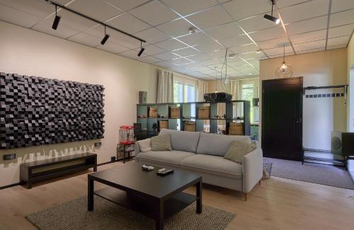 Lahti Apartment | Huoneisto elokuvateatterilla Studio apartment with the movie theater