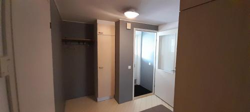 Kehys-Kainuu Apartment | Pet-Friendly Huoneisto Metso with Ocean View & Hot Tub