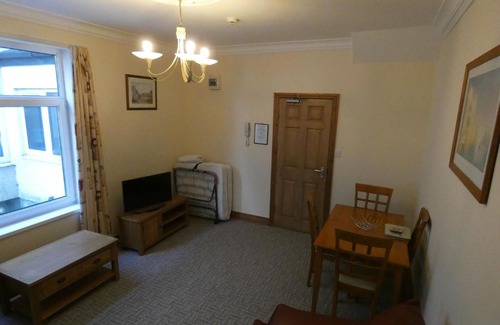 Uplands Bed & Breakfast | Family-Friendly Hurst Dene Aparthotel with Great Reviews
