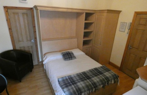 Uplands Bed & Breakfast | Family-Friendly Hurst Dene Aparthotel with Great Reviews