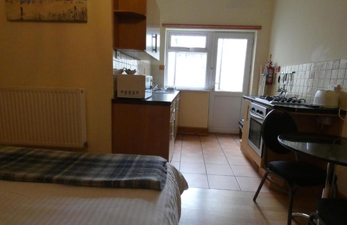 Uplands Bed & Breakfast | Family-Friendly Hurst Dene Aparthotel with Great Reviews