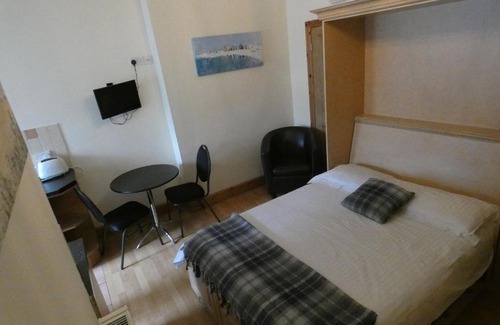 Uplands Bed & Breakfast | Family-Friendly Hurst Dene Aparthotel with Great Reviews