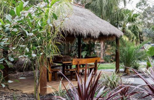 Hurstbridge Bed & Breakfast | Hurstbridge Haven: Relaxing Retreat with Hot Tub & Pool