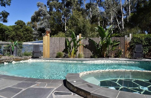 Hurstbridge Bed & Breakfast | Hurstbridge Haven: Relaxing Retreat with Hot Tub & Pool