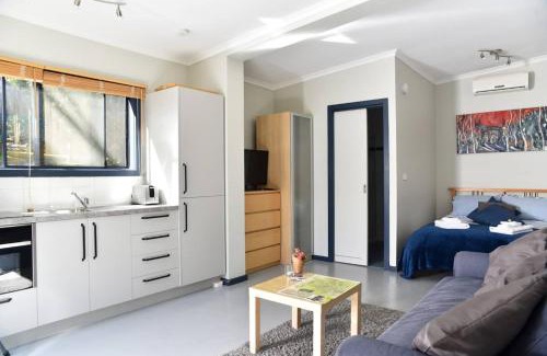 Hurstbridge Bed & Breakfast | Hurstbridge Haven: Relaxing Retreat with Hot Tub & Pool
