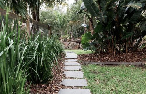 Hurstbridge Bed & Breakfast | Hurstbridge Haven: Relaxing Retreat with Hot Tub & Pool