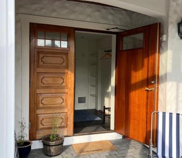 Moskenes Apartment | Discover Huset ved fergekaien på Moskenes: Family-Friendly Stay