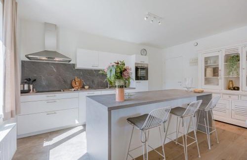 Ostend City Centre Apartment | Bright Apartment Steps from the Marina – 4-Star Rated Stay