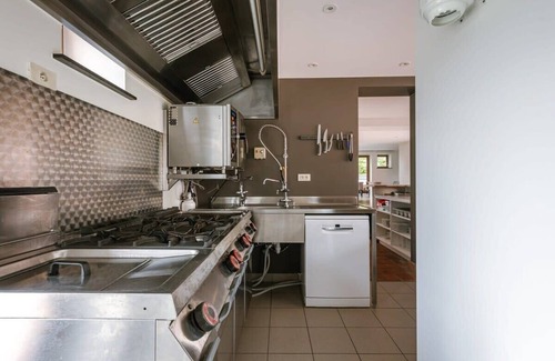 Bellegem House | Welcoming Roger's Farm: Family-Friendly with Kitchen Access