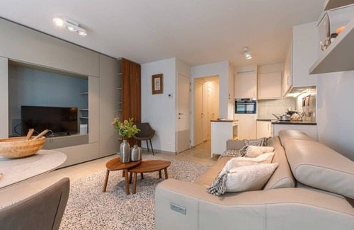 Duinbergen Apartment | Sea-View 2 Bedroom Apartment with Great Amenities