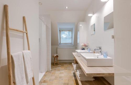 Sint-Andries Hotel | Stylish Villa with Two Guest Rooms and Free Bike Rentals