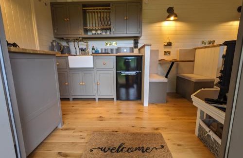 New Forest District Apartment | Enchanting Hut in the Forest: Your Serene Escape Awaits