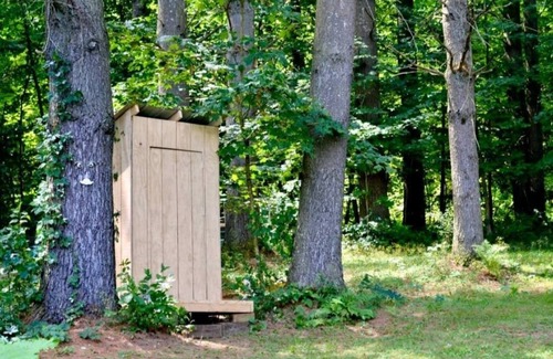 Barton Cabin | Cozy Hut on the Hill for Family and Pet-Friendly Retreat