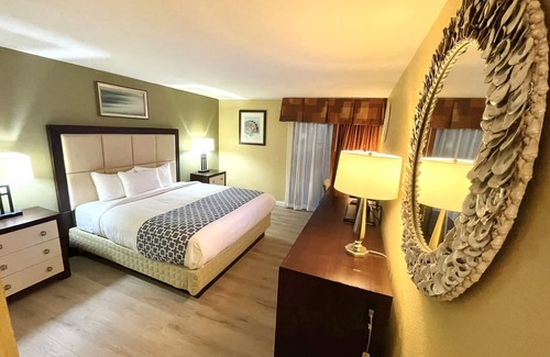 South Hutchinson Hotel | Budget-Friendly Stay at Hutchi Bell with Pool & Restaurant