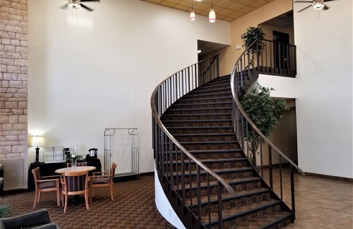 South Hutchinson Hotel | Budget-Friendly Stay at Hutchi Bell with Pool & Restaurant