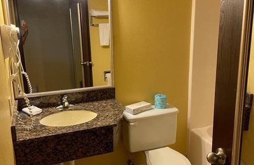 South Hutchinson Hotel | Budget-Friendly Stay at Hutchi Bell with Pool & Restaurant