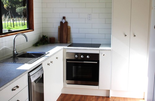 Tongaporutu House | Ocean View Hutiwai Hideaway Cottage - Guest Rated 9.8
