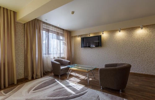 Krasnoyarsk Hotel | Inviting Stay at Hutorok with Complimentary Breakfast