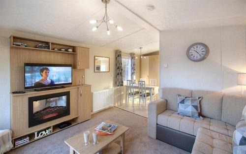 Balminnoch Resort | Relaxing Retreat with Indoor Pool & Loch Views near Beaches