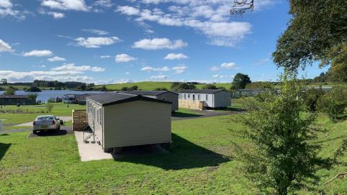 Balminnoch Resort | Relaxing Retreat with Indoor Pool & Loch Views near Beaches