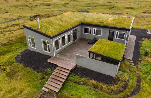 Southern Peninsula Villa | Inviting Hvassahraun Cabin by the Sea - 4-Star Family Escape
