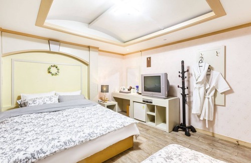 Hwaseong Hotel | Eco-Friendly Retreat at Hwaseong Bali with Family Amenities