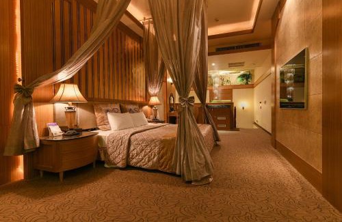 West Central District Hotel | Discover Hwu Meei Motel: Family-Friendly & Hot Tub Access